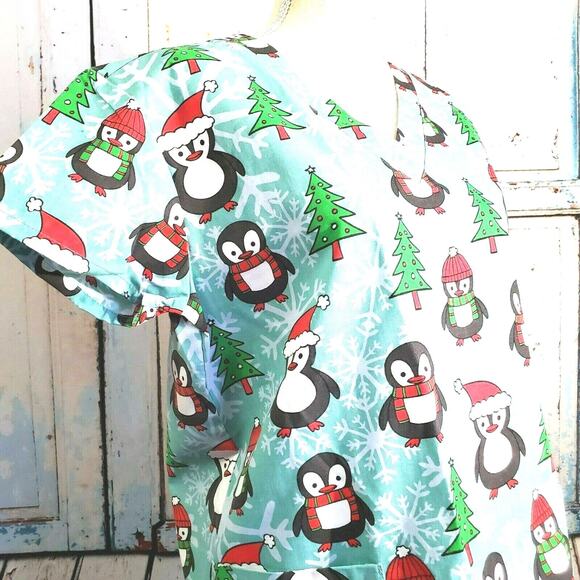 Gabby Brooke Holiday Winter Penguin Scrub Top Size S Pockets NEW Blue & Green - Picture 5 of 12